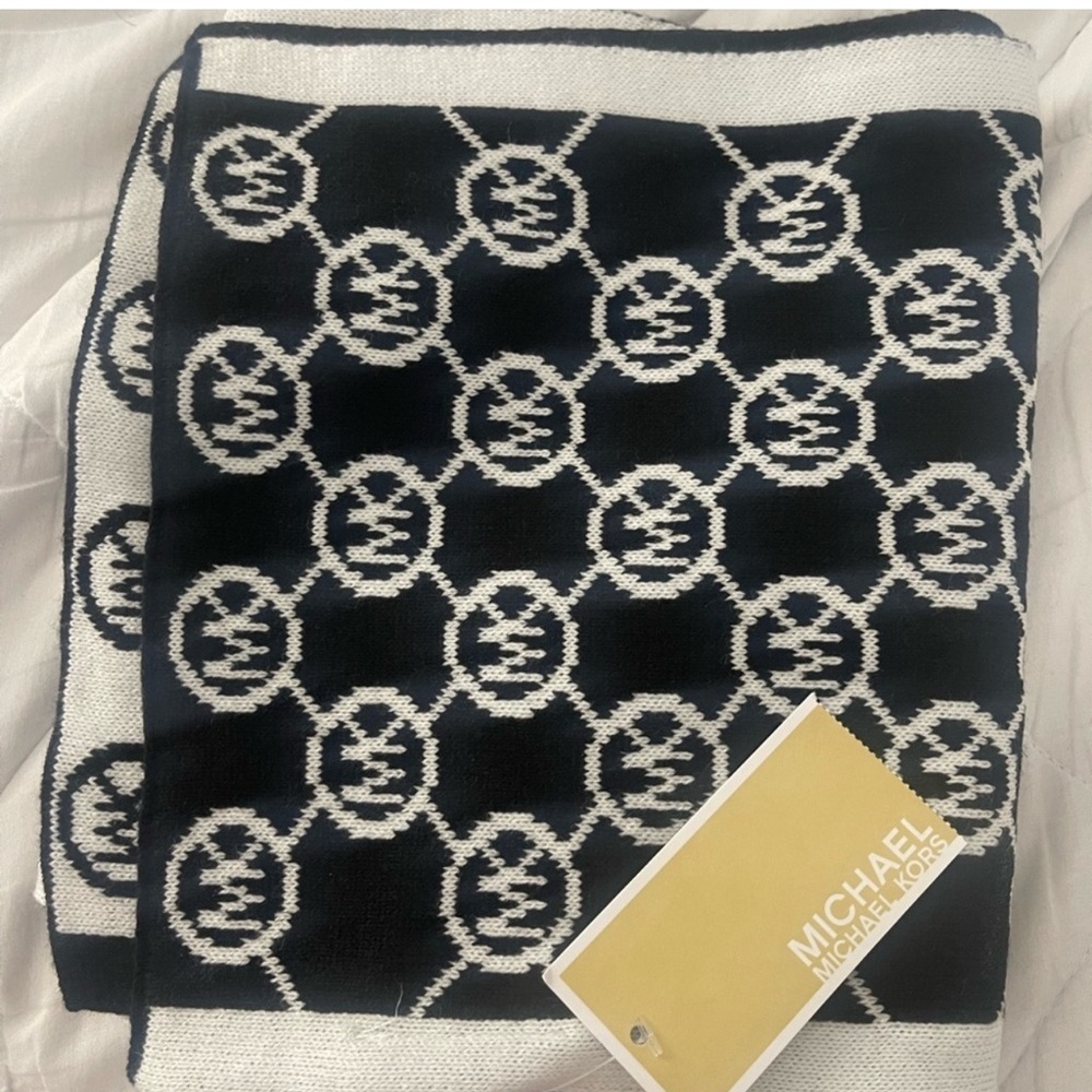 NWT Double Sided Michael Kors scarf